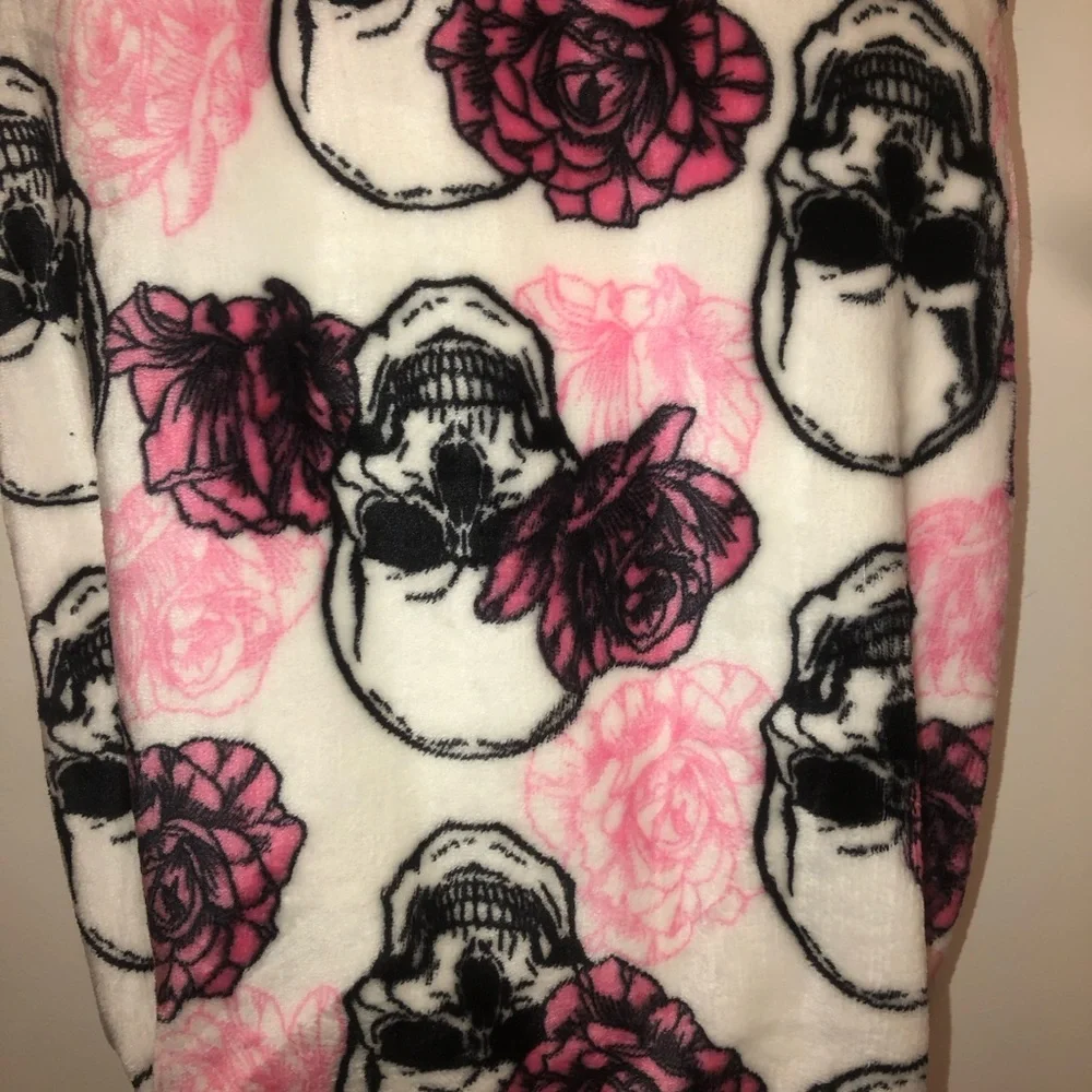 Cozy Skull & Rose Plush Throw Blanket - Pink, Black & White